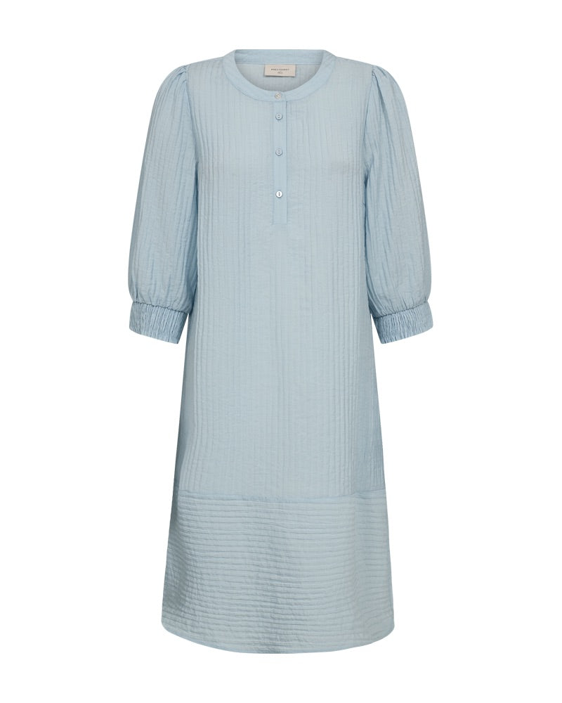 blå kjole med 3/4 pufærmer, knaplukning foran og en let struktur. Freequent FQABY-DRESS Chambray Blue