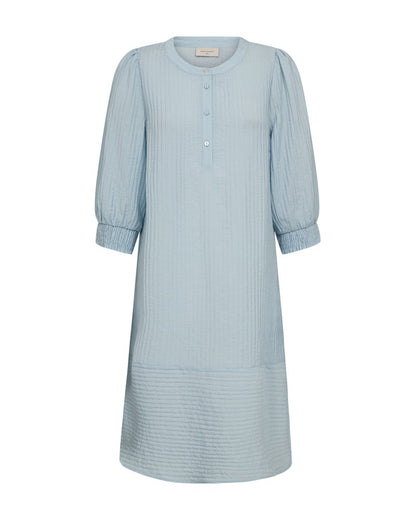 blå kjole med 3/4 pufærmer, knaplukning foran og en let struktur. Freequent FQABY-DRESS Chambray Blue