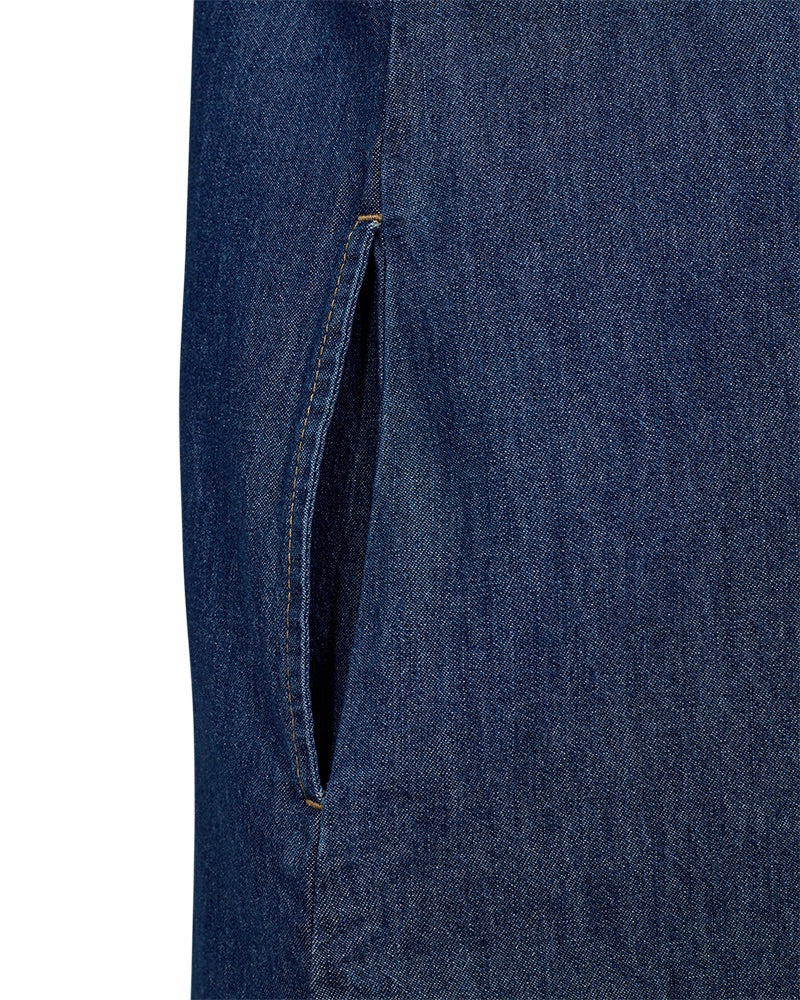 nærbillede af sidelomme på blå denimkjole. Freequent FQLISEA-DRESS Medium Blue Denim
