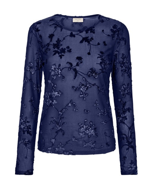 blå mesh bluse med blomster detaljer. Freequent FQBISKA-BLOUSE Patriot Blue