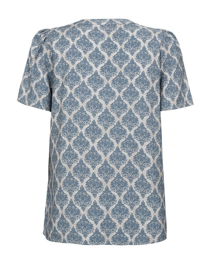 ryggen af mønstret blå bluse med korte ærmer og knaplukning på brystet. Freequent FQABY-BLOUSE Star Off-white China Blue