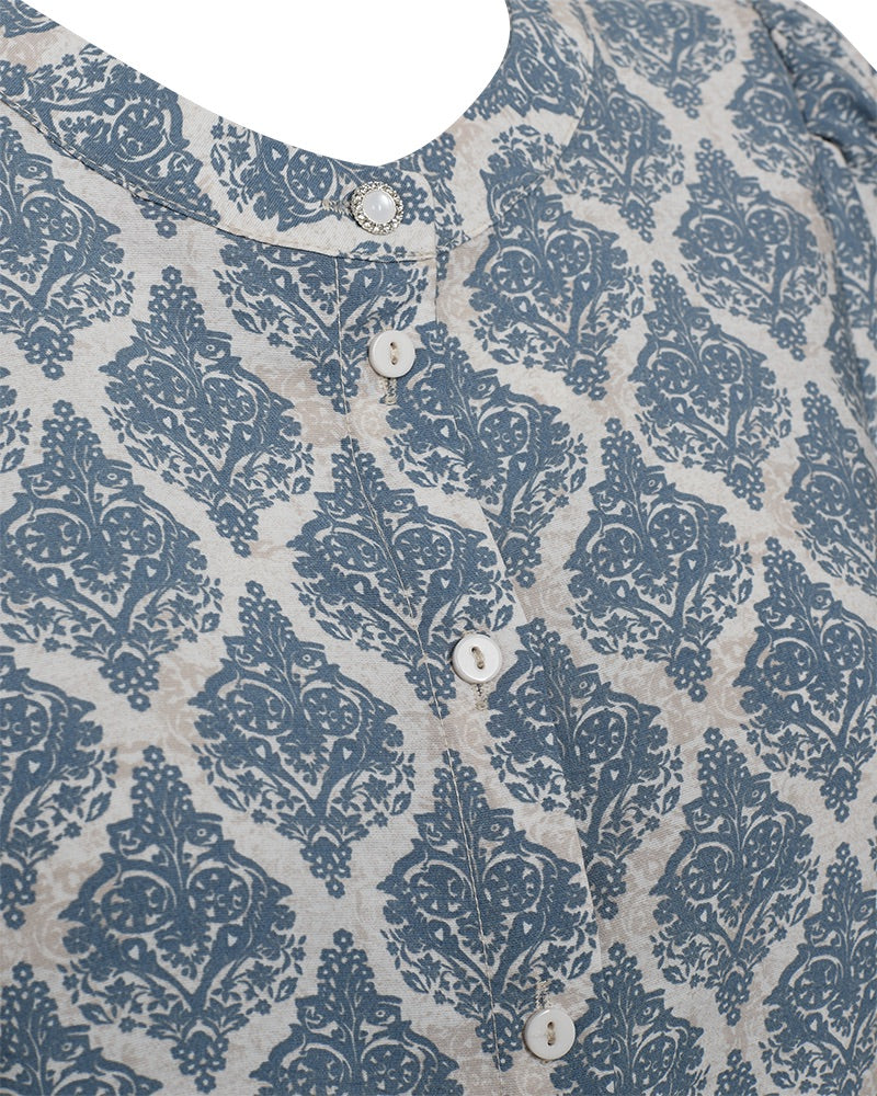 nærbillede af knapper på mønstret blå bluse med korte ærmer og knaplukning på brystet. Freequent FQABY-BLOUSE Star Off-white China Blue