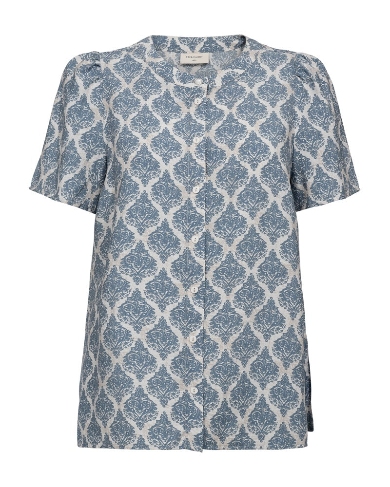 mønstret blå bluse med korte ærmer og knaplukning på brystet. Freequent FQABY-BLOUSE Star Off-white China Blue
