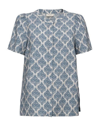 mønstret blå bluse med korte ærmer og knaplukning på brystet. Freequent FQABY-BLOUSE Star Off-white China Blue