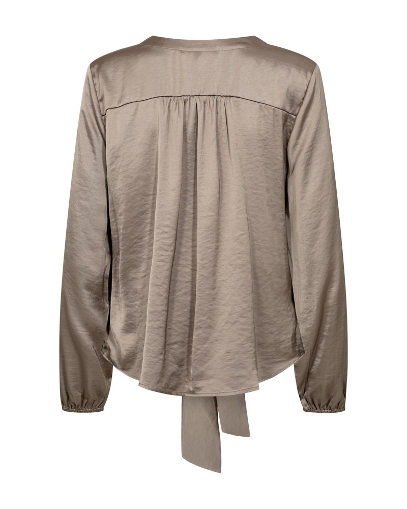 læg på ryggen af bluse med v-hals, knapper og bindebånd foran. Freequent FQDOVE-BLOUSE Desert Taupe