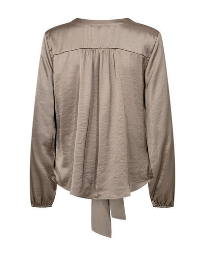 læg på ryggen af bluse med v-hals, knapper og bindebånd foran. Freequent FQDOVE-BLOUSE Desert Taupe