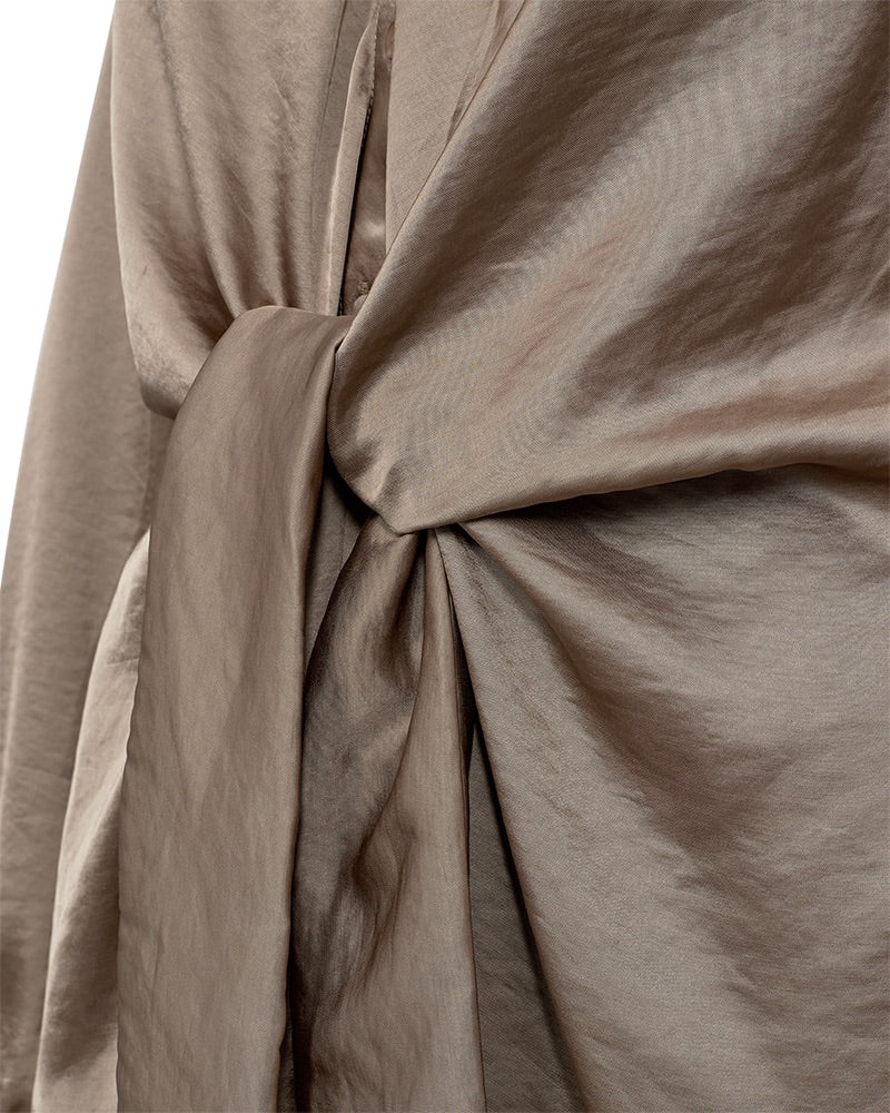 bluse med v-hals, knapper og bindebånd foran. Freequent FQDOVE-BLOUSE Desert Taupe