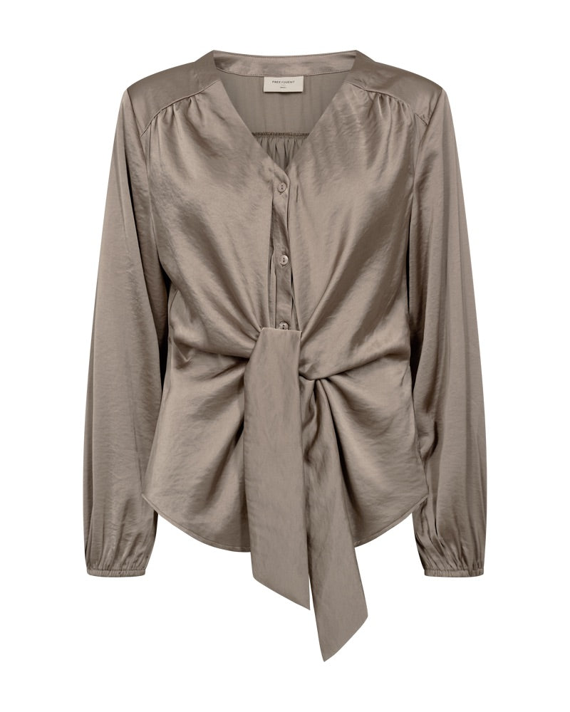 bluse med v-hals, knapper og bindebånd foran. Freequent FQDOVE-BLOUSE Desert Taupe