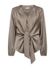 bluse med v-hals, knapper og bindebånd foran. Freequent FQDOVE-BLOUSE Desert Taupe