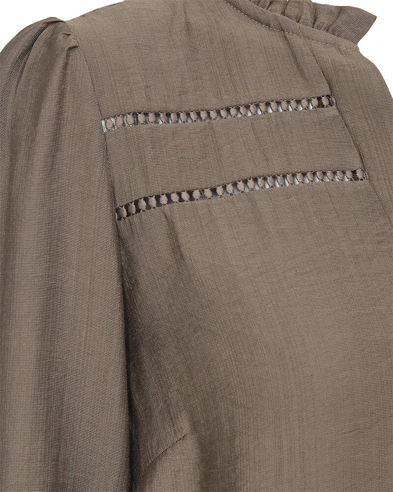 detaljer på brun bluse Freequent FQANTINA-BLOUSE Morel