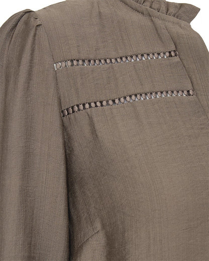 detaljer på brun bluse Freequent FQANTINA-BLOUSE Morel