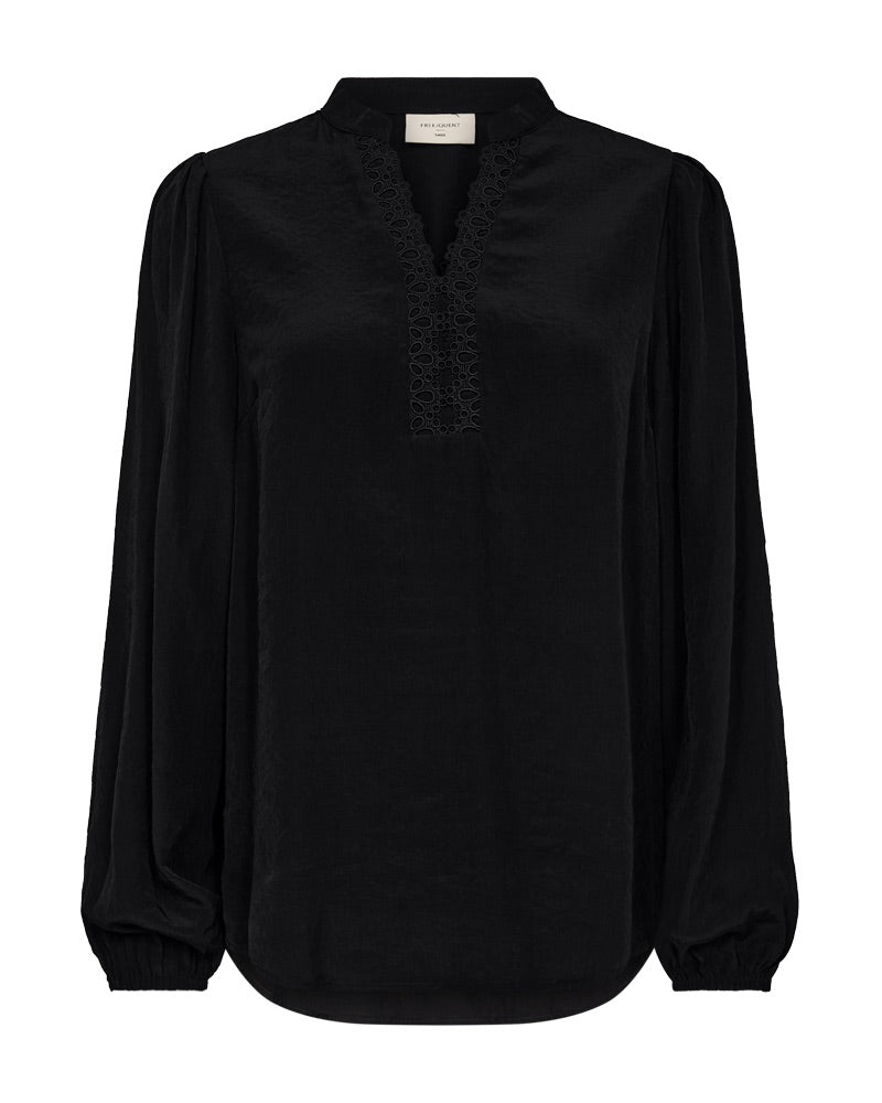 sort bluse med v-hals. Freequent Black FQTESSY-BLOUSE