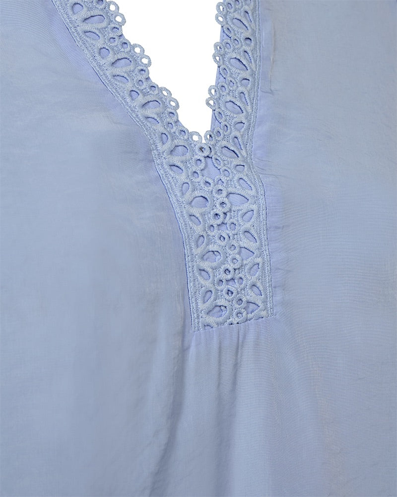 v-hals med blonder på blå bluse Freequent FQTESSY-BLOUSE Chambray Blue