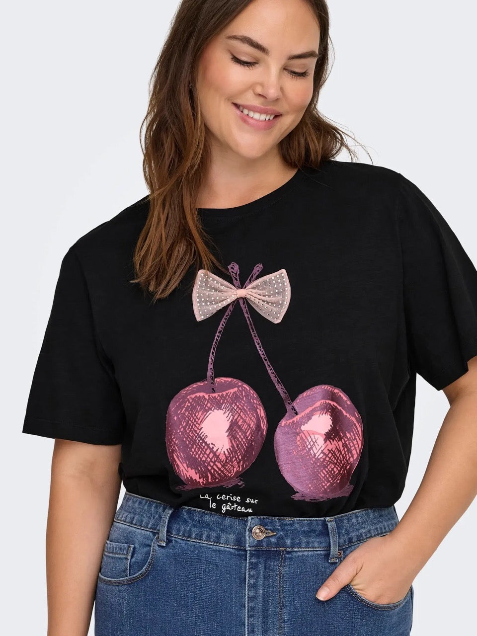 sort t-shirt med print. ONLY Carmakoma CARKITA Tee Black cherry bow