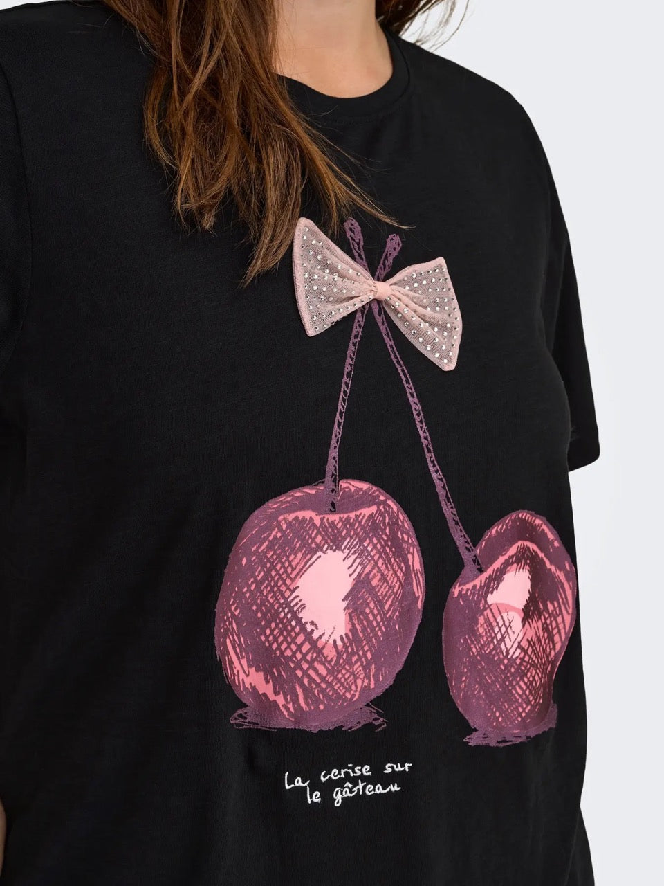 sort t-shirt med print. ONLY Carmakoma CARKITA Tee Black cherry bow