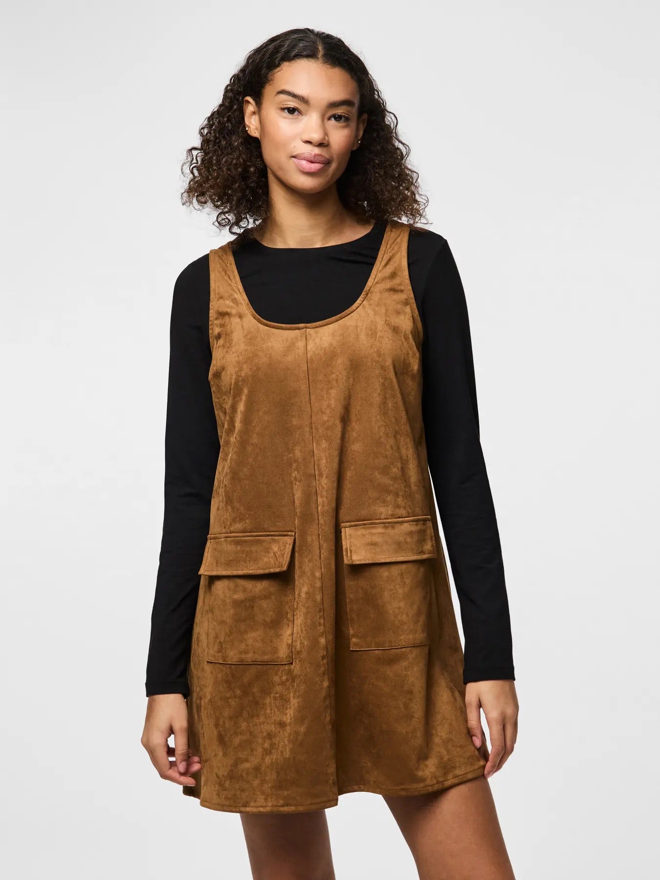 model med ærmeløs kort brun kjole med rund halsudskæring. PIECES PCJUNO kjole Amber Brown