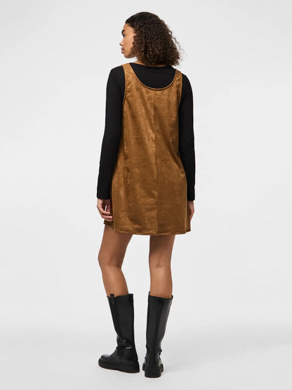 ryggen af model med ærmeløs kort brun kjole med rund halsudskæring. PIECES PCJUNO kjole Amber Brown