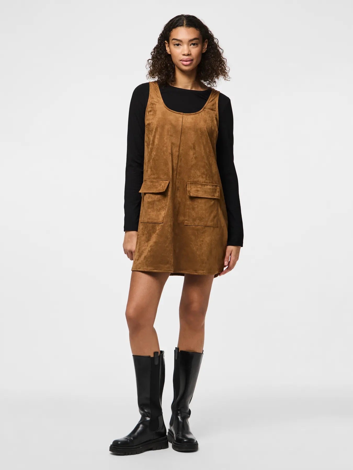 model med sort t-shirt under ærmeløs kort brun kjole med rund halsudskæring. PIECES PCJUNO kjole Amber Brown