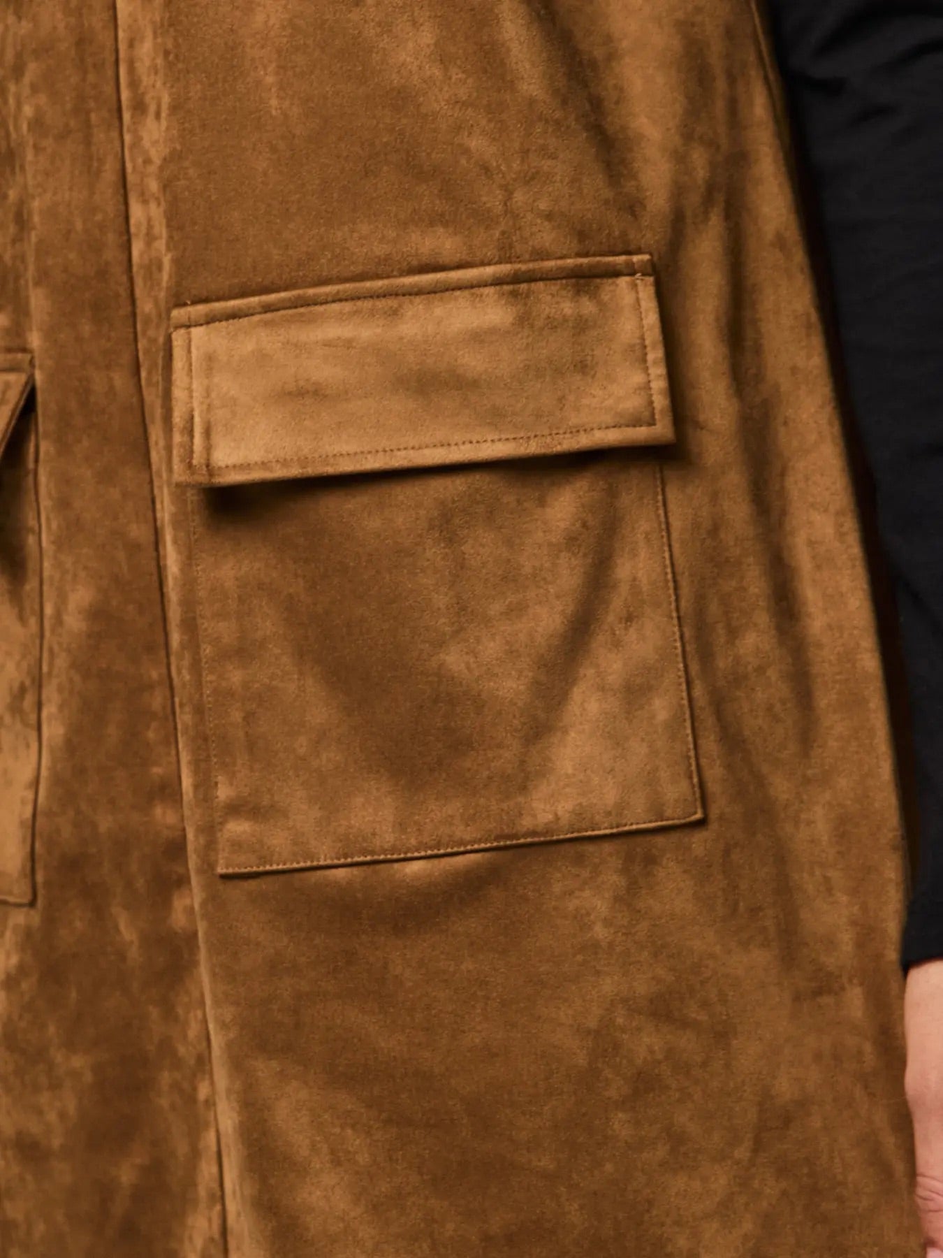 cluseup af frontlomme på ærmeløs kort brun kjole med rund halsudskæring. PIECES PCJUNO kjole Amber Brown