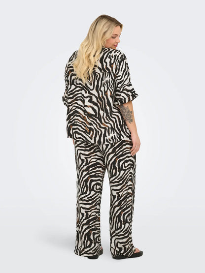 model bagfra med kortærmet zebra skjorte med knaplukning. ONLY Carmakoma CARBERTE Shirt Pumice Stone Zebra