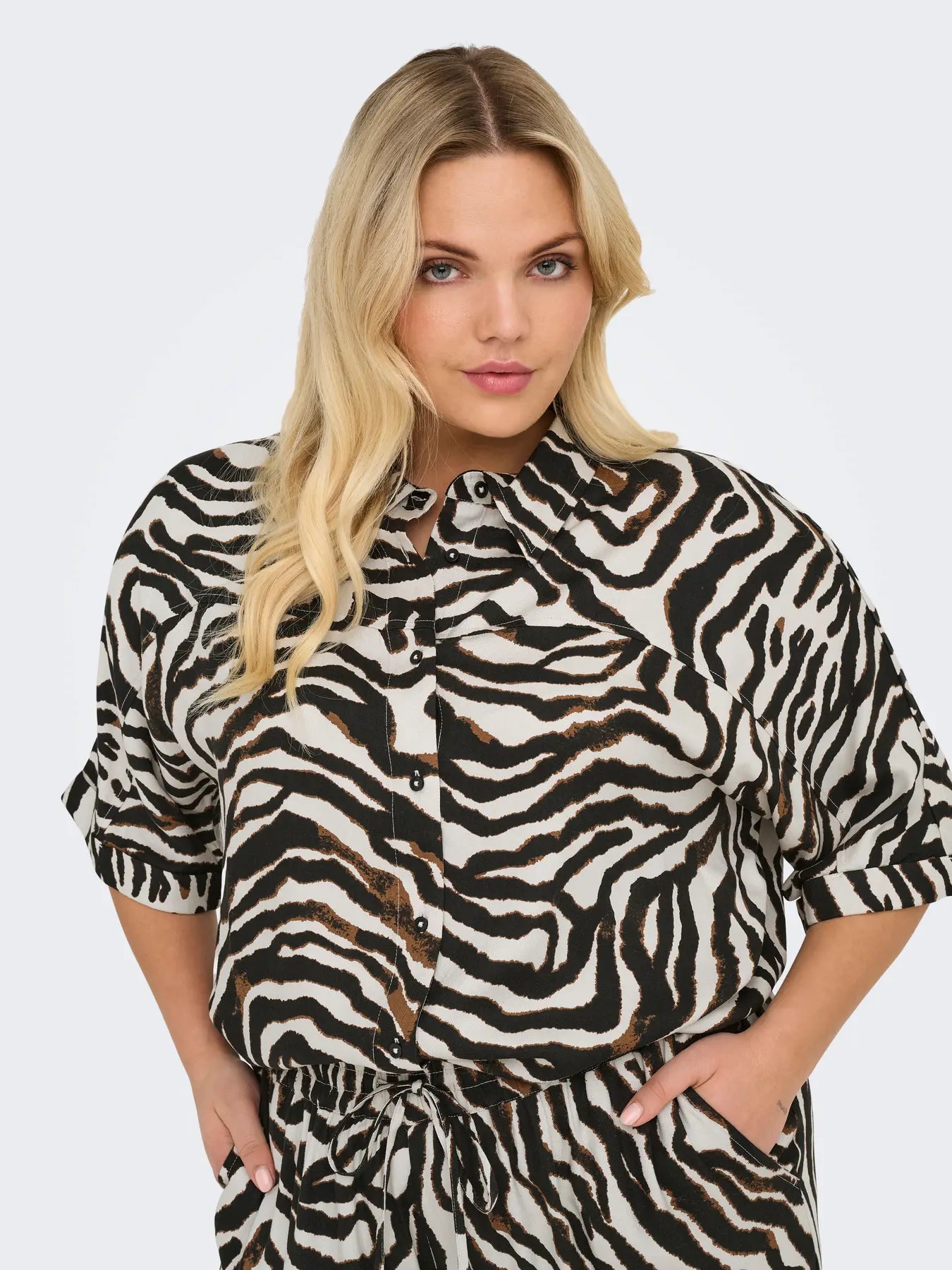 knaplukning på kortærmet zebra skjorte med knaplukning. ONLY Carmakoma CARBERTE Shirt Pumice Stone Zebra