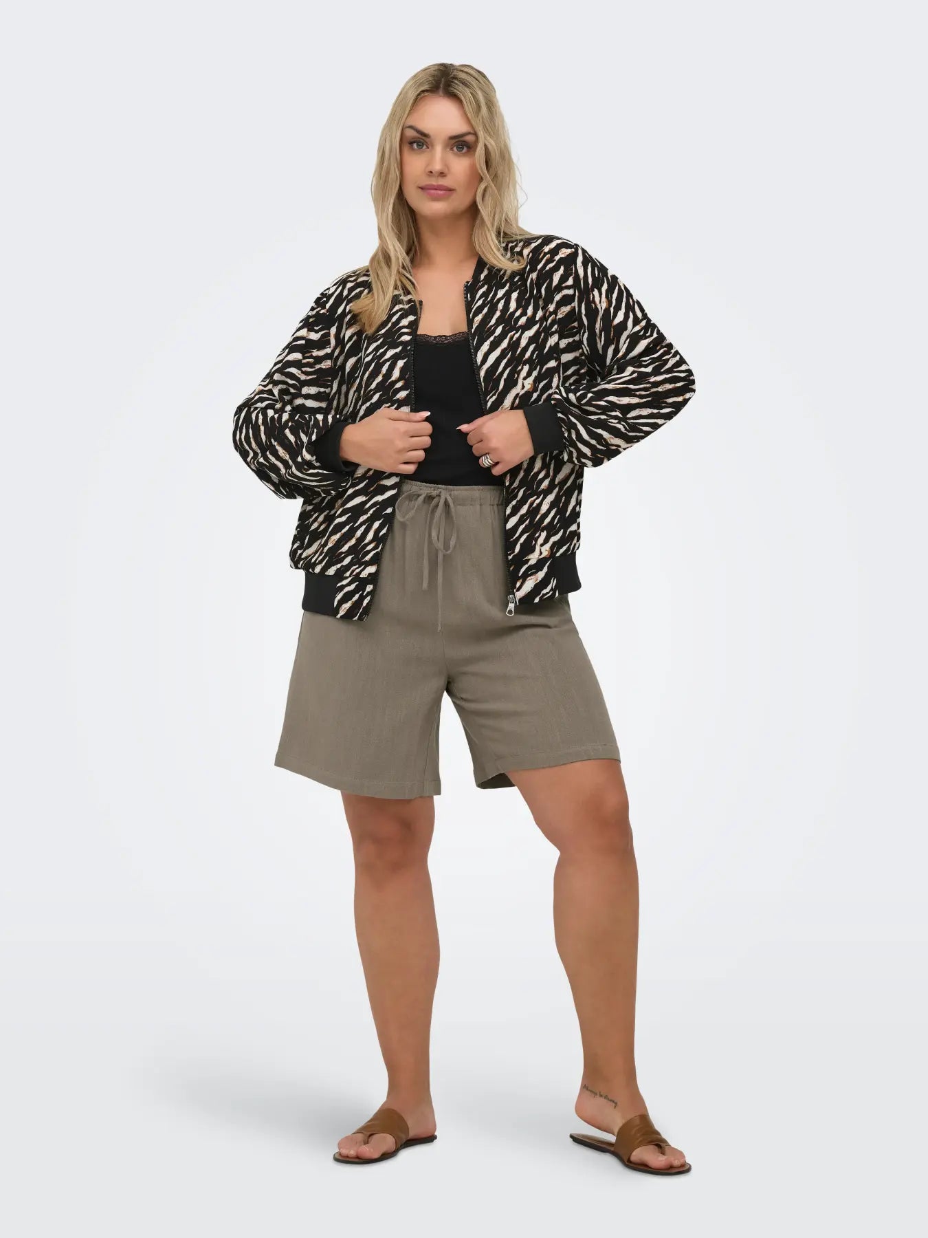 ONLY Carmakoma CARSIESTA PULL-UP LIN SHORTS | Walnut