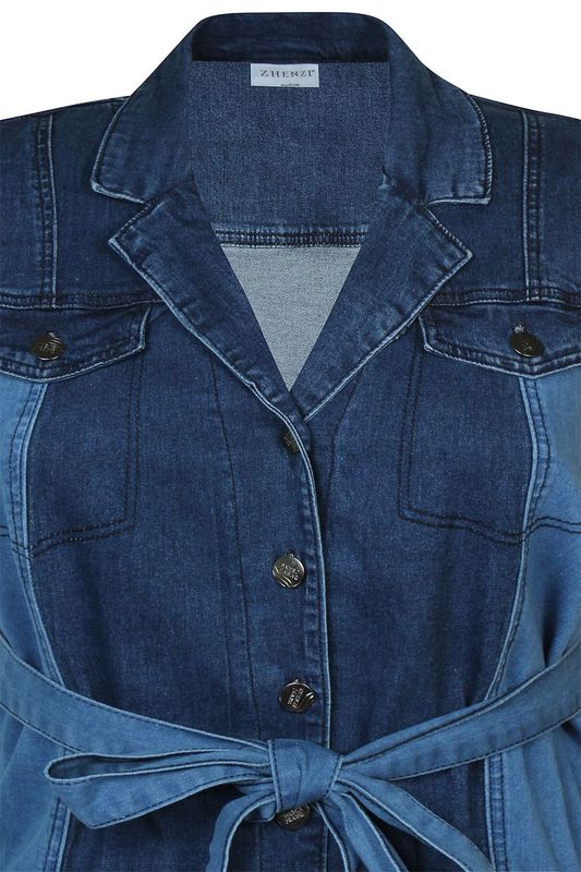 closeup af reverskrave på blå denimkjole uden ærmer med knappelukning og bindebånd i talje. ZHENZI Hope 786-Dress Nigella Blue