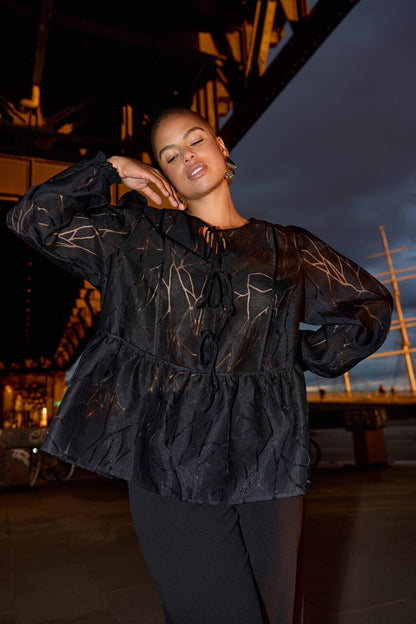 model med transparent sort bluse med bindebånd. Wasabi WA-SANNA 1 Bluse Black