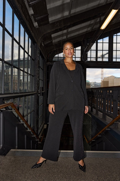 model med bukser og sort glimtrende blazer Wasabi WA-SANJA 4 Blazer Black Combi