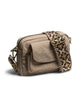 beige skuldertaske med aftagelig mønstret rem. PIECES PCNAINA CROSS BODY Nature