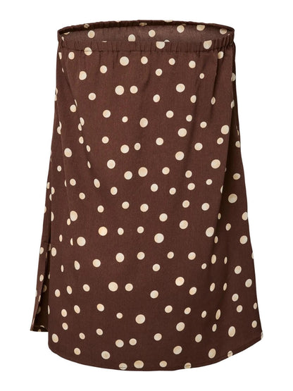 elastikkant øverst på prikket bandeau top i brun og hvid. PIECES PCMOKKA BANDEAU TOP Coffee Quartz Dots