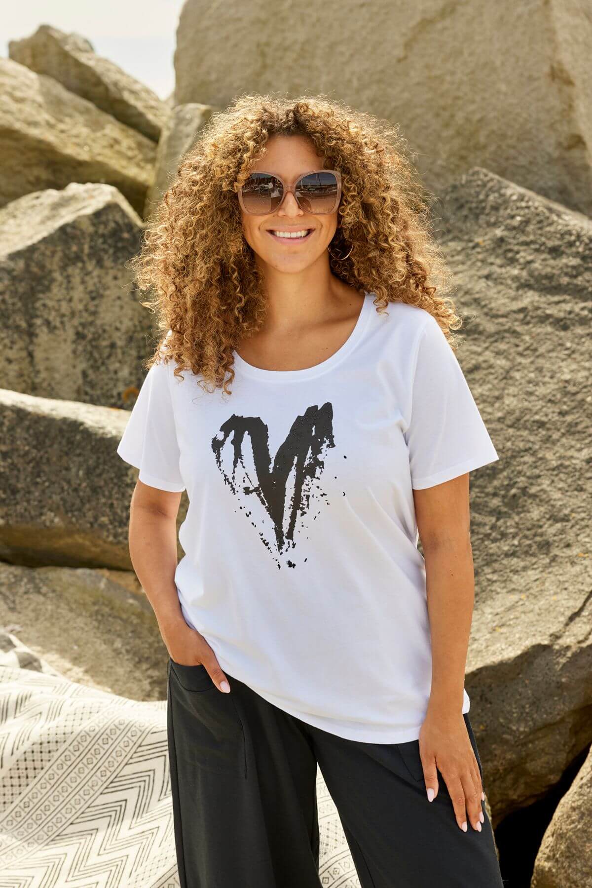 model med kortærmet hvid t-shirt med print af sort hjerte på brystet. ZHENZI Fenn 713-T-shirt White