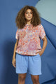 model med kortærmet mønstret bluse i et lyserødt og coralfarvet mønster. ZHENZI Zh-Lyne 830-Blouse Coral poppy